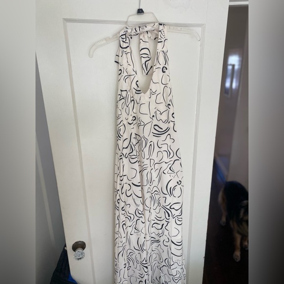 Size small, never worn, ordered by mistake - Picture 2 of 5